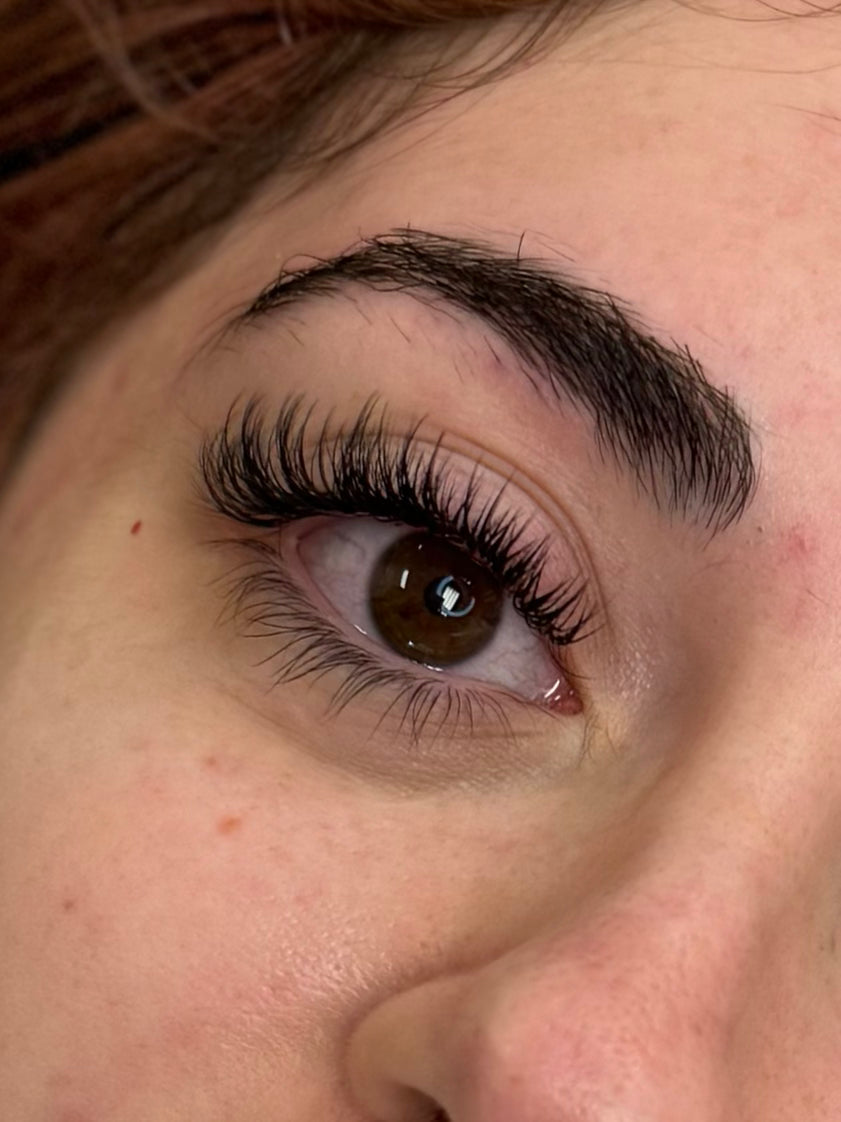 close up of wispy wet lash extension set